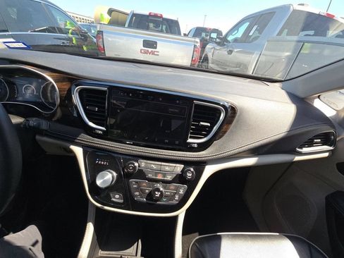 Used 2023 Chrysler Pacifica Limited FWD image 8