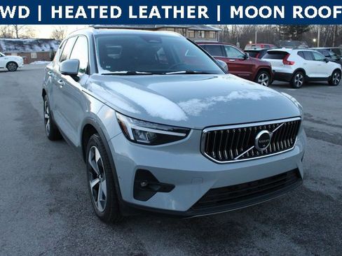 Used 2025 Volvo XC40 B5 Plus image 2