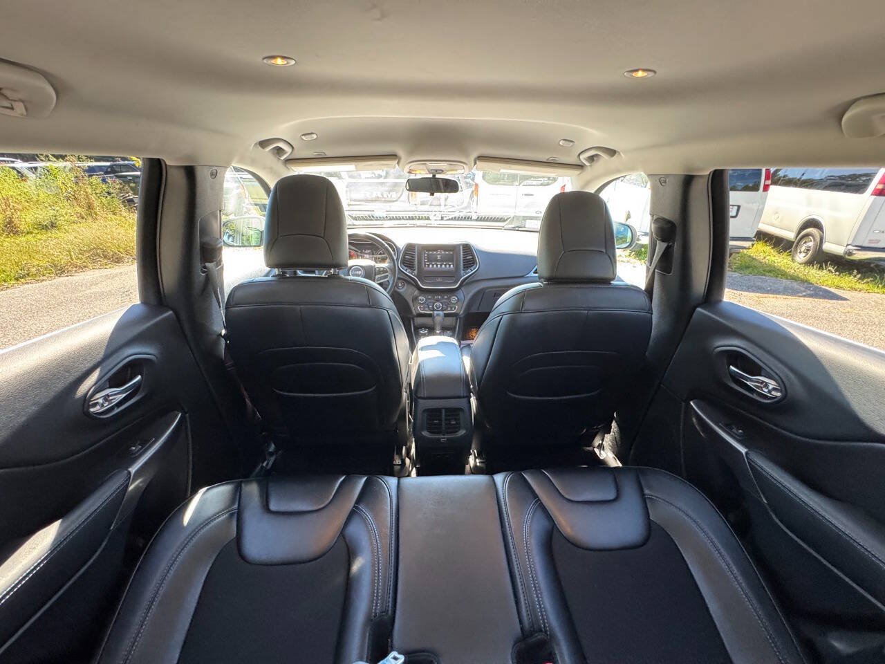 Used 2019 Jeep Cherokee Latitude Plus w/ Cold Weather Group AWD/4WD image 42