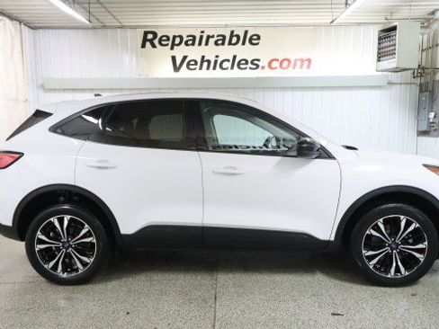 Used 2022 Ford Escape SE w/ SE Sport Appearance Package image 4