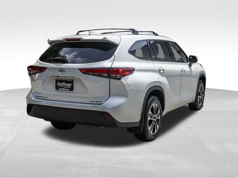 Used 2022 Toyota Highlander XLE AWD/4WD image 5