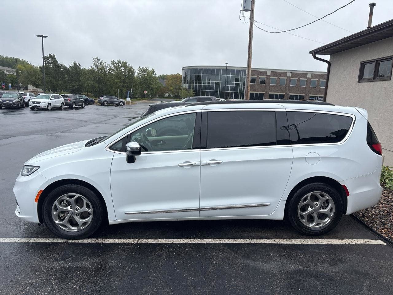 Used 2023 Chrysler Pacifica Limited FWD image 6