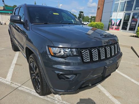 Used 2018 Jeep Grand Cherokee Altitude AWD/4WD image 5