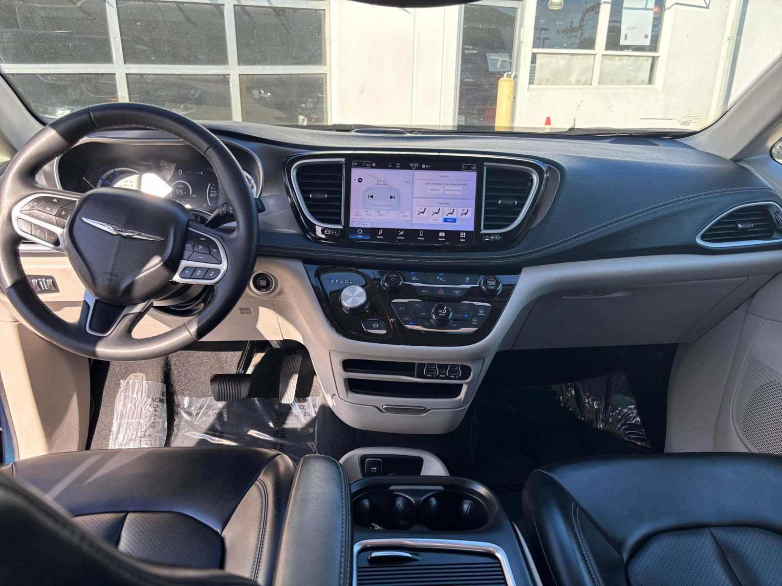 Used 2023 Chrysler Pacifica Touring-L FWD image 37