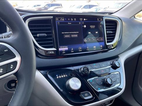 Used 2023 Chrysler Pacifica Touring-L FWD image 6