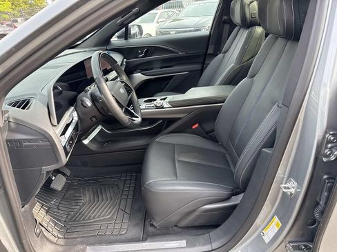 Used 2024 Cadillac Lyriq Luxury AWD/4WD image 8