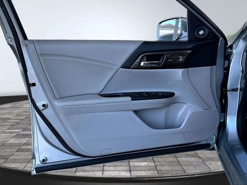 Used 2017 Honda Accord EX-L image 17