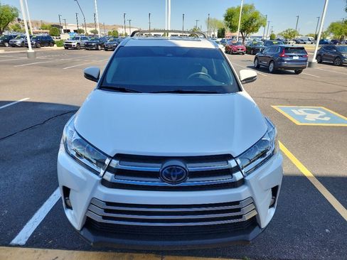 Used 2018 Toyota Highlander Limited FWD image 2