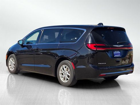 Used 2024 Chrysler Pacifica Touring-L image 5