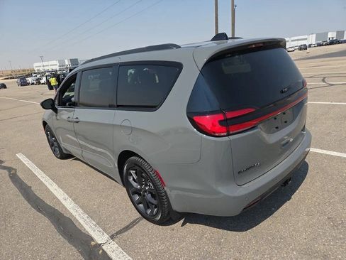 Used 2023 Chrysler Pacifica Limited w/ Uconnect Theater Family Group AWD/4WD image 3