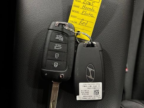 Certified 2025 Hyundai Elantra SE FWD image 30