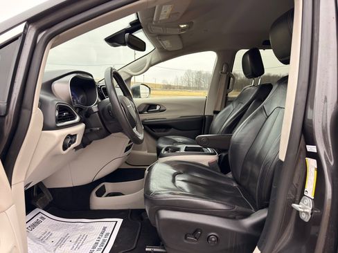 Used 2022 Chrysler Pacifica Touring-L image 2