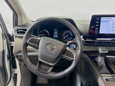 Certified 2022 Toyota Sienna XLE FWD image 20