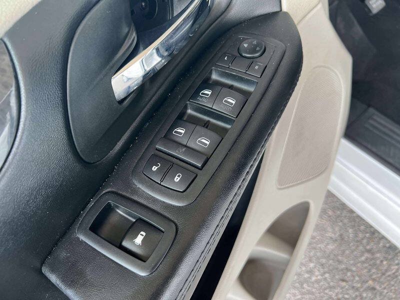 Used 2018 Dodge Grand Caravan SE FWD image 16