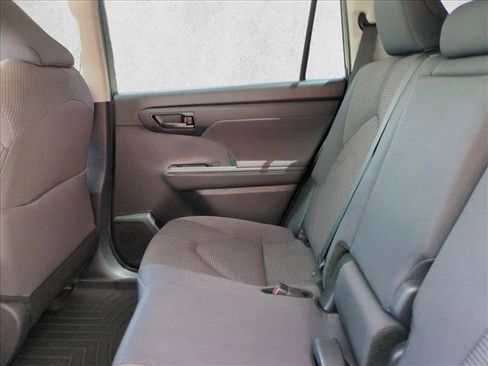 Certified 2024 Toyota Highlander LE FWD image 18
