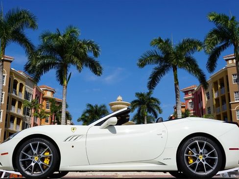 Used 2014 Ferrari California RWD image 31