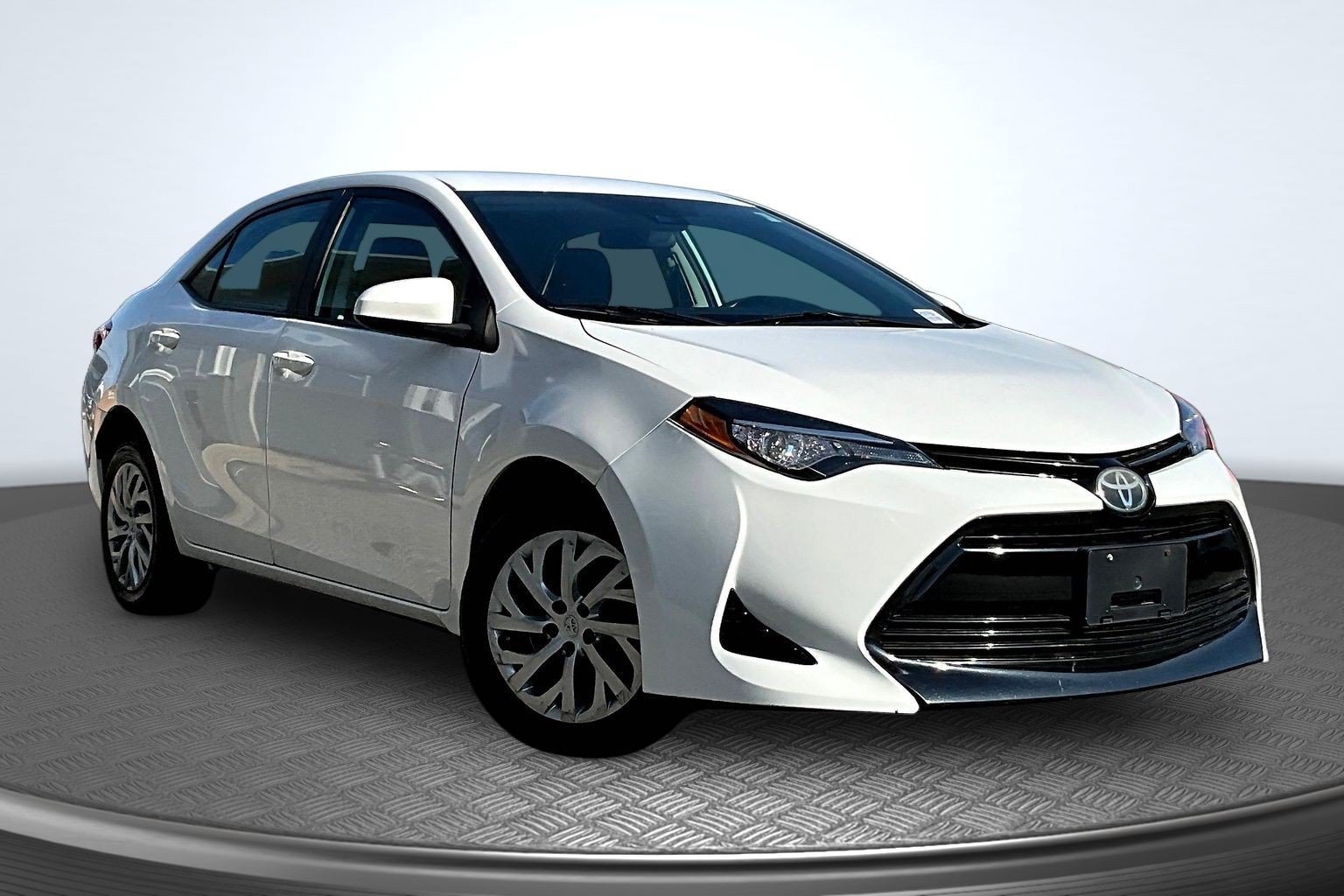 Used 2017 Toyota Corolla LE FWD image 2