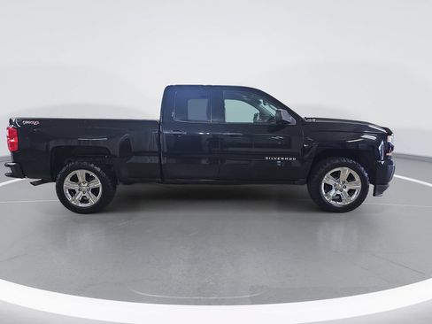 Used 2017 Chevrolet Silverado 1500 Custom w/ Custom Convenience Package AWD/4WD image 2