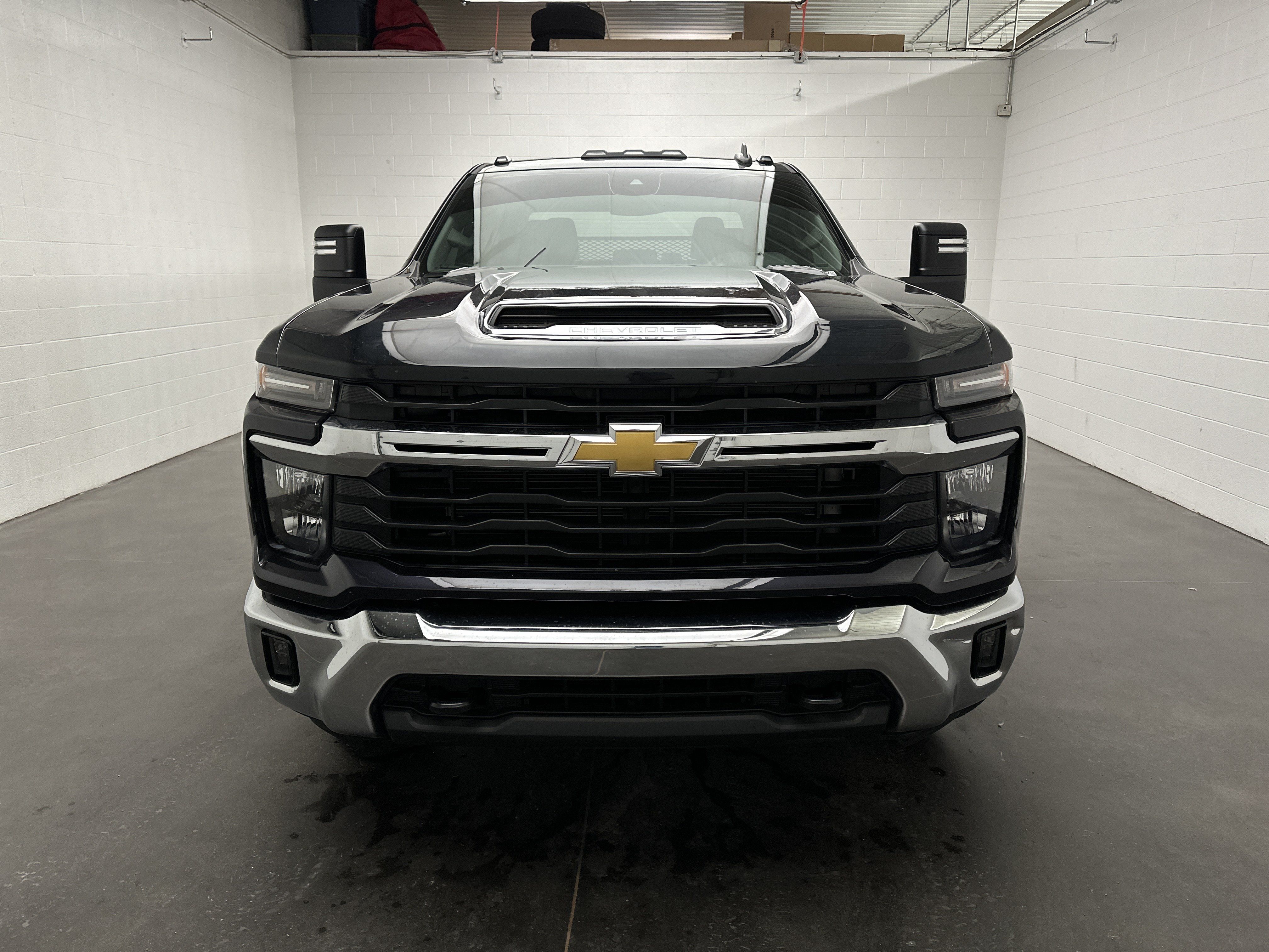 Used 2024 Chevrolet Silverado 2500 LT AWD/4WD image 3