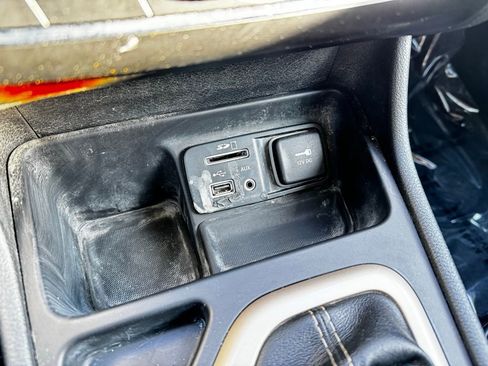 Used 2015 Jeep Cherokee Latitude w/ Cold Weather Group image 12