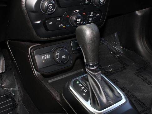 Used 2023 Jeep Renegade Latitude AWD/4WD image 14