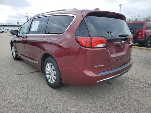 Used 2018 Chrysler Pacifica Touring-L w/ Premium Audio Group image 3