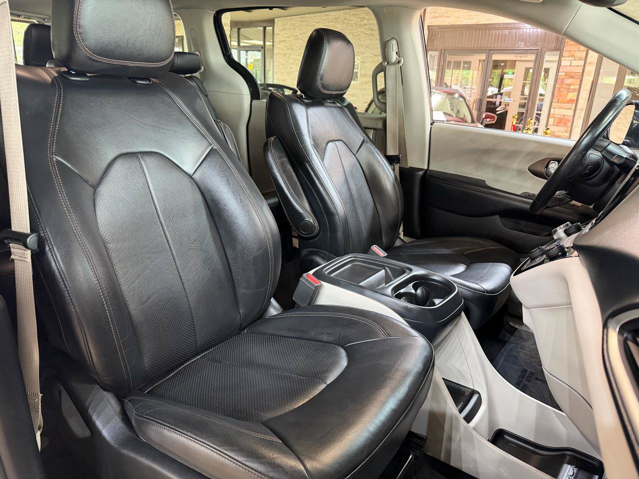 Used 2019 Chrysler Pacifica Touring-L FWD image 11