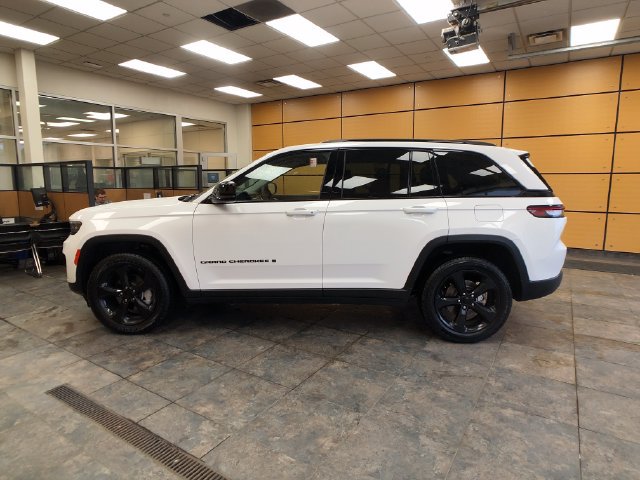 Used 2023 Jeep Grand Cherokee Limited w/ Black Appearance Package AWD/4WD image 4
