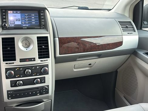 Used 2009 Chrysler Town & Country Touring FWD image 8