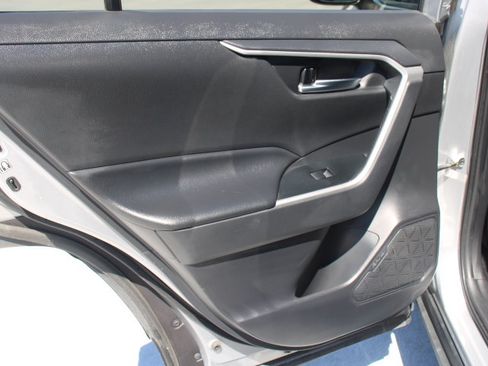 Used 2019 Toyota RAV4 XLE w/ Convenience Package FWD image 13