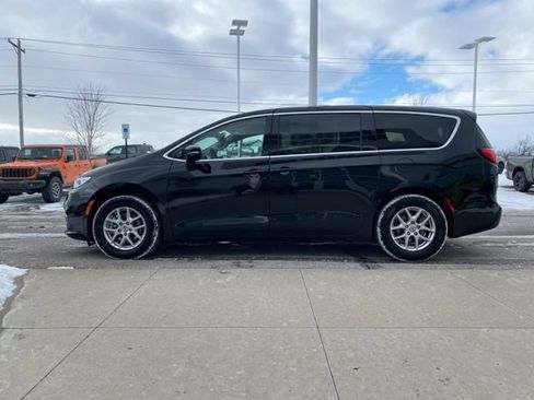Used 2024 Chrysler Pacifica Touring-L FWD image 8