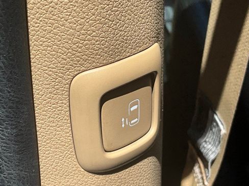 Used 2016 Kia Sedona SX FWD image 34