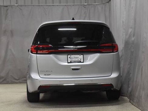 Certified 2024 Chrysler Pacifica Touring-L image 8