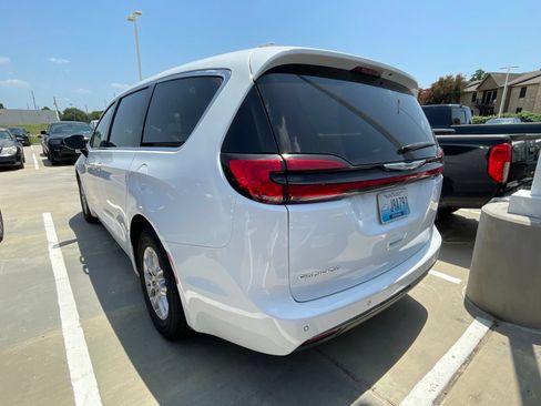 Used 2024 Chrysler Pacifica Touring-L FWD image 5