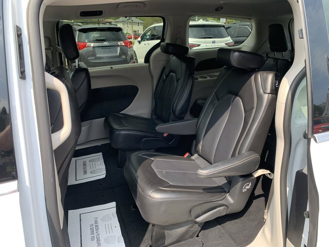 Used 2023 Chrysler Pacifica Touring-L FWD image 9