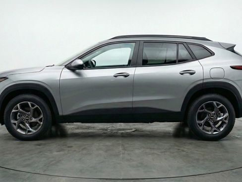 Used 2025 Chevrolet Trax LT w/ LT Convenience Package FWD image 5