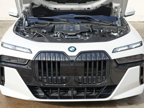 Used 2023 BMW 760i xDrive w/ Executive Package AWD/4WD image 8
