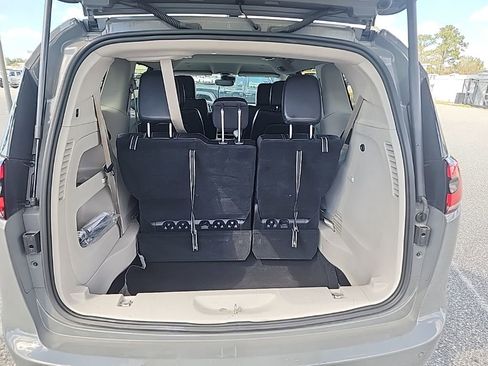 Used 2023 Chrysler Pacifica Touring-L image 8