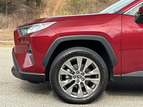 Used 2020 Toyota RAV4 XLE Premium image 19