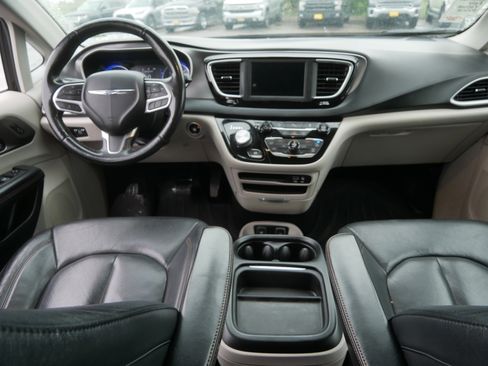 Used 2020 Chrysler Pacifica Touring-L FWD image 10