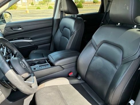 Certified 2024 Nissan Pathfinder SL w/ Black Appearance Package FWD image 12