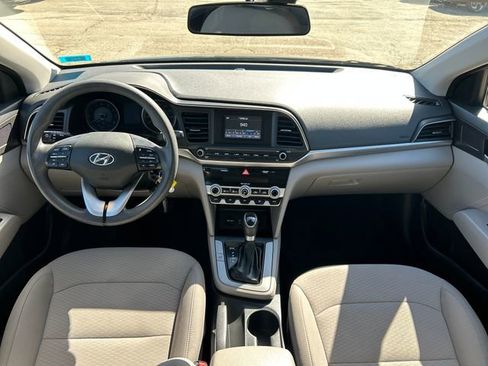 Used 2020 Hyundai Elantra SE w/ Winter Weather Package FWD image 18