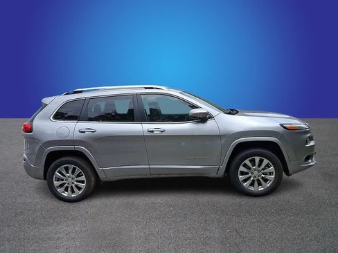 Used 2017 Jeep Cherokee Overland w/ Technology Group AWD/4WD image 3