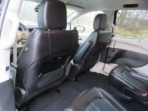Certified 2024 Chrysler Pacifica Touring-L FWD image 19