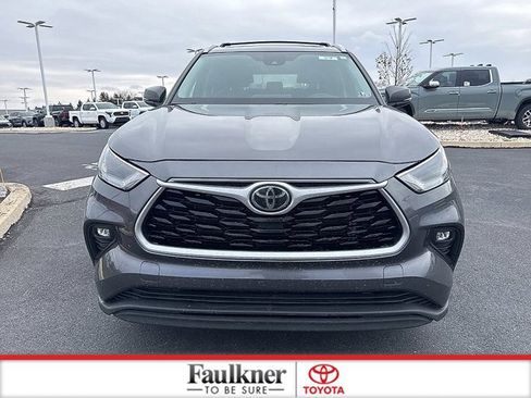Used 2022 Toyota Highlander XLE image 2