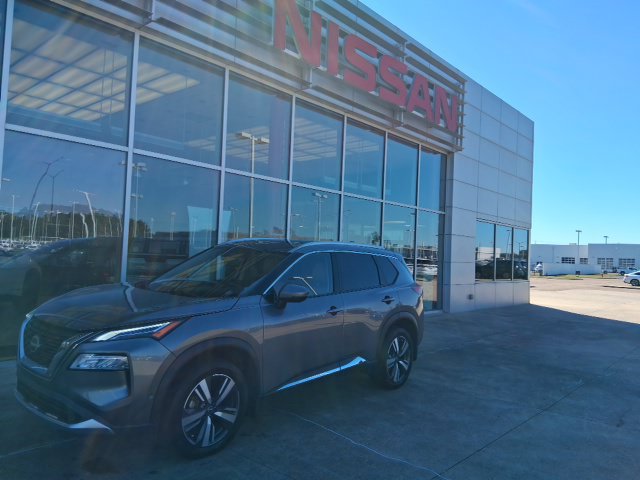 Used 2023 Nissan Rogue Platinum w/ Platinum Premium Package FWD image 2