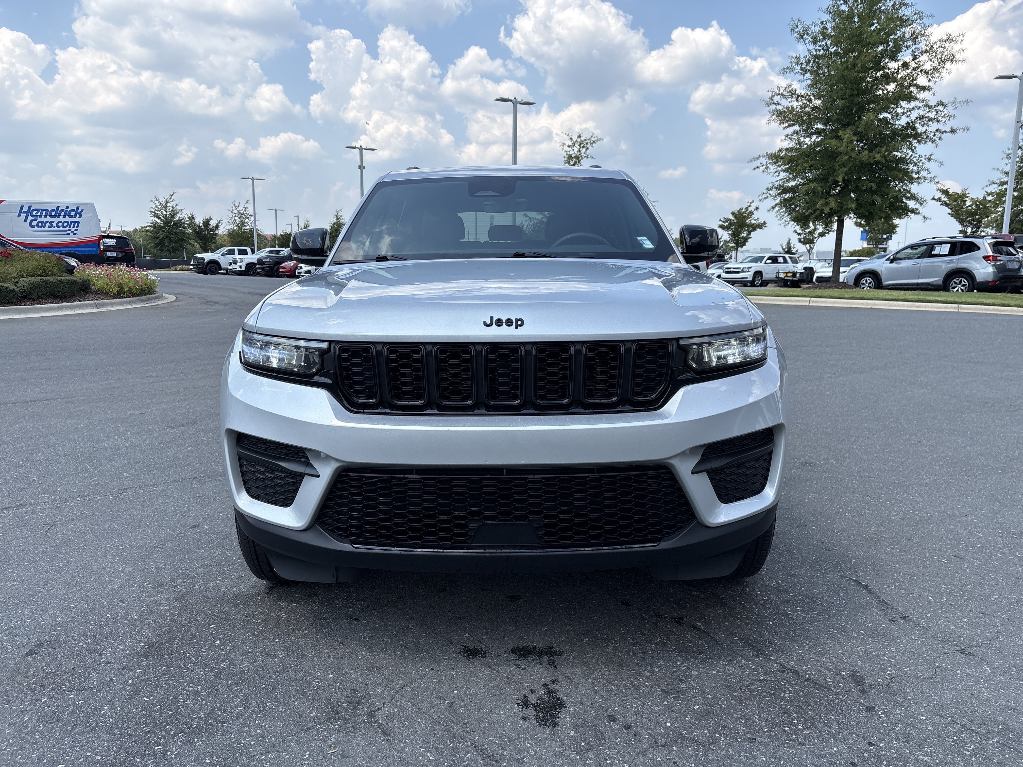 Used 2025 Jeep Grand Cherokee Altitude AWD/4WD image 3
