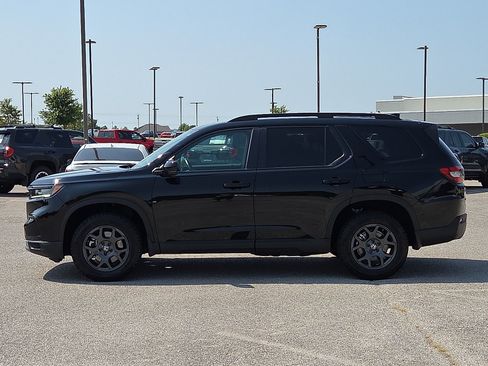 Used 2025 Honda Pilot TrailSport image 3