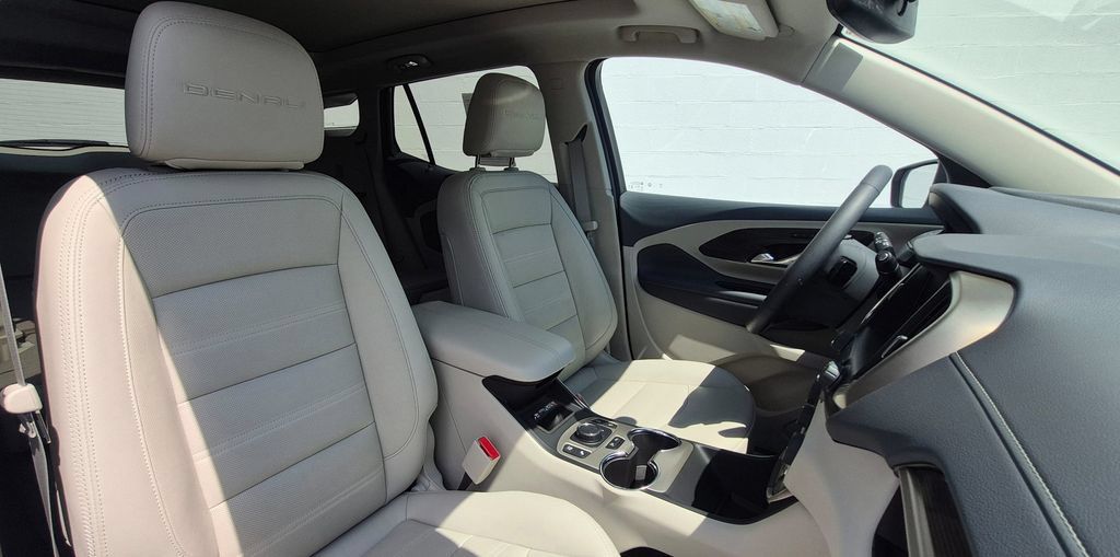 Used 2024 GMC Terrain Denali w/ Denali Premium Package AWD/4WD image 4