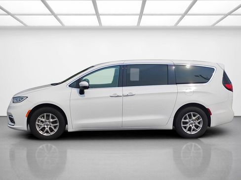 Used 2023 Chrysler Pacifica Touring-L FWD image 2